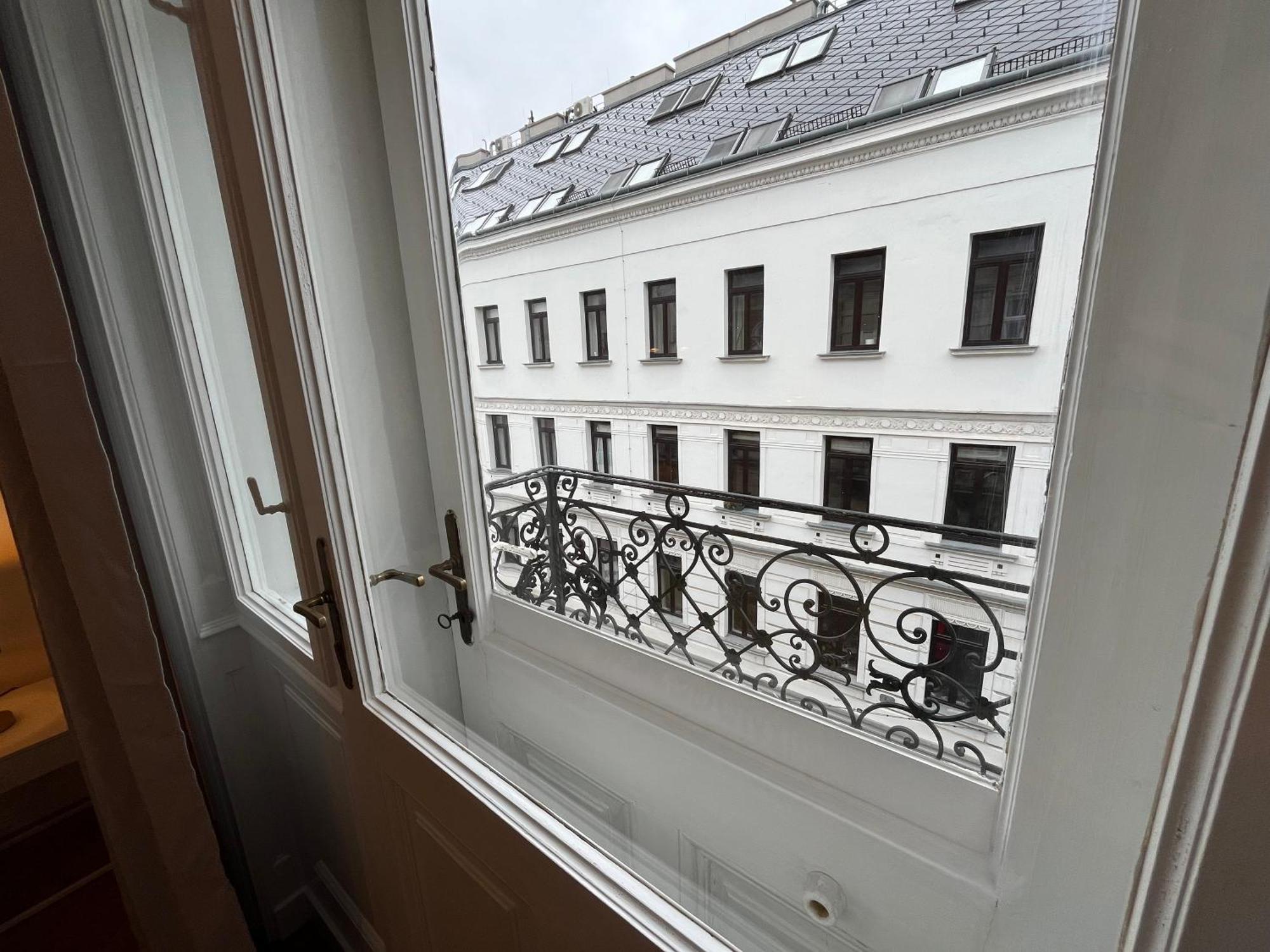 Grosszuegiger Wiener Altbau Gleich Neben Schoenbrunn Extérieur photo